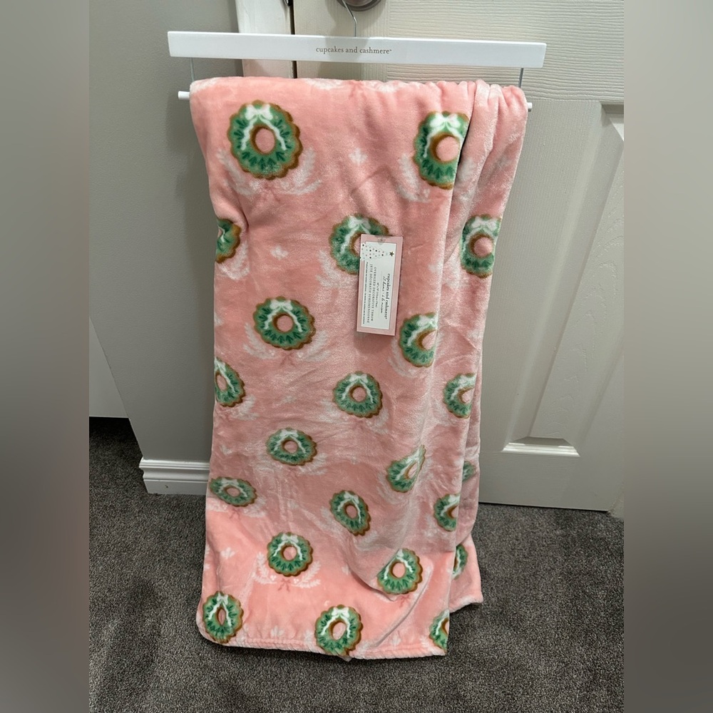 Brand new - Cupcakes & Cashmere Pink Blanket with Green wreath Design